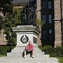 Vor dem Haus eine Statue von Victoria Royale, der englischen Königin.