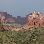 Sedona liegt im Herzen von Nordzentral-Arizona in einer Höhe von 1500m über dem Meeresspiegel, 120 Meilen nördlich von Phoenix und 30 Meilen südlich von Flagstaff. Die atemberaubende Schönheit der Natur, das durchweg milde Klima, die klare Luft und das reine Wasser machen Sedona zu einem der beliebtesten Touristenorte Arizonas.