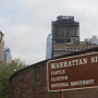 Castle Clinton, früher bekannt als Castle Garden, ist eine kreisförmige Sandsteinfestung im Battery Park in Manhattan. Es wurde von 1808 bis 1811 erbaut und war die erste amerikanische Einwanderungsstation, in der von 1855 bis 1890 mehr als 8 Millionen Menschen in die USA kamen. Während seines aktiven Lebens fungierte es auch als Biergartenausstellung Halle, Theater und öffentliches Aquarium. Das Castle Clinton National Monument wurde am 15. Oktober 1966 in das National Register of Historic Places aufgenommen.<br />Am 16.8.2019 besucht