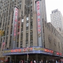 Die Radio City Music Hall ist ein Konzertsaal im Herzen von Manhattan in New York City. Das Gebäude gehört zum Rockefeller Center und liegt gegenüber dem Comcast Building, dem Hauptgebäude des Rockefeller Centers.<br /><br />Davor gestanden am 24.5.2013