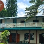 28.11.1991 - Wild Ginger Inn - Hilo/Big Island - Zimmer 5<br />ca. 35 $ für eine Nacht<br />Wir wollten eigentlich nach Kauai, aber Hurrikan Iniki hatte einen Großteil der Insel zerstört. Das haben wir allerdings erst am Flughafen erfahren. Hawaiian Airlines hat uns nach Hilo umgebucht, wo wir dieses Inn gefunden haben. Nett, aber um 8 Uhr abends wurde bereits von unseren Nachbarn an die Wand geklopft weil wir zu laut waren. So laut wie es ist wenn sich 4 Personen in einem Zimmer unterhalten. Am nächsten Tag ging's dann gleich weiter nach Kona.