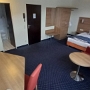 31.7.2023 - acora Living The City - Bochum - Zimmer 444<br />Einzelzimmer für 43,81 €. Ich brauche in den nächsten Tagen diese und noch 2 weitere  Buchungen um bei booking.com auf das Genius Level 3 zu kommen. Also habe ich die billigsten Hotels in der näheren Umgebung gebucht, bin kurz vorbei, hab geduscht und bin wieder abgehauen, nicht ohne die "Do not disturb" Schilder mitzunehmen. Der Preis wird sich durch den höheren Status amortisieren. 