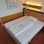 2.8.2023 - Days Inn Dortmund West - Zimmer 103<br />Einzelzimmer für 45,15 €. Ich brauche in den nächsten Tagen diese und noch 1 weitere  Buchung um bei booking.com auf das Genius Level 3 zu kommen. Also habe ich die billigsten Hotels in der näheren Umgebung gebucht, bin kurz vorbei, hab geduscht und bin wieder abgehauen, nicht ohne die "Do not disturb" Schilder mitzunehmen. Der Preis wird sich durch den höheren Status amortisieren. 