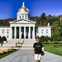 State House Montpelier - Montpelier wurde 1808 Hauptstadt von Vermont, als das erste State House gebaut wurde. Das 2. wurde 1833 - 1838 erbaut und ist 1857 niedergebrannt. Dieses hier wurde 1859 fertiggestellt - seitdem gab es scheinbar keine Brand mehr.<br />Das aus Vermont-Granit erbaute Capitol schmückt sich mit dorischen Säulen und einer goldenen Kuppel. Der größte Teil des Baumaterials stammt aus der Nachbargemeinde Barre, aus dem Steinbruch Rock of Ages. Dort steht die weltgrösste Granitfabrik.<br /><br />Besucht am 30.9.1997 - 4.10.2007<br />Volker's 14. Capitol - Uli's 2. Capitol