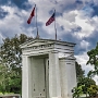 Der Peace Arch steht an der Grenze zwischen Blaine/Washington und Douglas/British Columbia.<br />Er wurde 1914 zur Erinnerung an das 100-jährigen Bestehen des Vertrages von Ghent gebaut, mit dem der Frieden zwischen England und Amerika besiegelt wurde.<br /><br />Vorbei gefahren auf dem weg von Canada in die USA  am 9.6.1998 - 14.6.2017