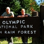 Der Hoh Rainforest ist einer der wenigen gemäßigten Regenwälder des Landes und Teil des Olympic-Nationalpark. Innerhalb des Nationalparks sind damit 39 km² Wald in den niedrigeren Gebieten zwischen rund 130 und 800 m Höhe geschützt, die sich am Hoh River befinden. Zwischen der Parkgrenze und dem Pazifik wurde im 20. Jahrhundert hingegen der Wald vollständig abgeholzt.<br /><br />Der Name geht auf die Hoh zurück, einen dort lebenden indianischen Stamm, der mit den Quileute nahe verwandt ist. Im Jahr 2000 lebten 102 von ihnen im Reservat, von denen wiederum 81 als Native Americans anerkannt waren.<br /><br />Besucht am 15.9.2016