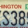 Washington liegt im Nordwesten der USA an der Küste des Pazifischen Ozeans, nördlich von Oregon.<br /><br />Gemessen an seiner Fläche steht Washington unter den US-Bundesstaaten mit 184.666 Quadratkilometern an 18. Stelle, gemessen an seiner Bevölkerung von knapp 6,5 Millionen Einwohnern an 13. Stelle. Der Großteil der Bevölkerung konzentriert sich rund um den Puget Sound, einer etwa 150 km langen, inselreichen und weitverzweigten Bucht im Westen des Staates, an dem auch die Hauptstadt Olympia sowie Seattle, die mit Abstand größte Stadt, liegen.<br /><br />Der Staat wurde nach dem ersten US-Präsidenten, George Washington, benannt und als 42. Staat im Jahr 1889 in die Vereinigten Staaten aufgenommen. Aufgrund der Vielzahl von Nadelbäumen (besonders Koniferen) trägt der Staat den Spitznamen Evergreen State.<br /><br />Um den Bundesstaat von der ebenfalls nach George Washington benannten, an der Ostküste befindlichen Hauptstadt der USA Washington, D.C. abzugrenzen, wird für den Staat oft die Bezeichnung „Washington State“ verwendet.