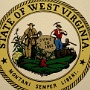 In einen Stein gemeisselt sieht man das Datum June 20, 1863, Tag des Beitritts zur Union.<br />2 Gewehre liegen auf dem Boden, zusammen mit der Liberty Cap, die zeigen soll dass sich West Virginia im Namen der Freiheit zu verteidigen weiss.<br />Ein Bauer und ein Bergmann gehören natürlich auch dazu.<br />Dazu gibt es ein "State of West Virginia" und das Staatsmotto "Montani Semper Liberi", oder "Bergleute - in diesem Fall Leute aus den Bergen - sind immer frei".<br /><br />Ich möchte mal wissen wer sich diese bescheurrten Staatsmotten ausgedacht hat....".