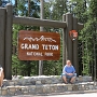 Der Grand-Teton-Nationalpark liegt im Westen Wyomings südlich des Yellowstone-Nationalpark. Er hat seinen Namen von der Teton-Kette, die sich in Nord/Süd-Richtung durch den Park zieht. Östlich der Berge liegt die weite Ebene mit dem Namen Jackson Hole und der große Bergsee Jackson Lake, außerdem die kleineren Seen Leigh Lake und Jenny Lake.<br /><br />Als erster Weißer dürfte John Colter um 1808 diese Gegend zu Gesicht bekommen haben. Der Name der Berge kommt vom französischen Wort für Brust und bezieht sich auf deren Form. Die Gegend wurde am 26. Februar 1929 zum Nationalpark erklärt.<br /><br />Besucht am 3.6.2012