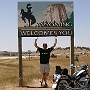 Dieses Schild steht an der I-90 zwischen Sturgis und Sundance - auf dem Weg zum Devil's Tower<br />2.8.2006