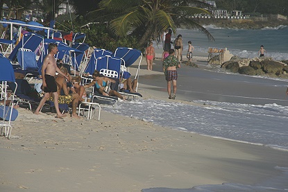 Die Liegen werden schon quer zum Meer aufgestellt, damit sie von den Wellen nicht weggesplt werden.