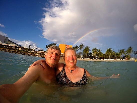 und dann ins Wasser, schwimmen mit Regenbogen