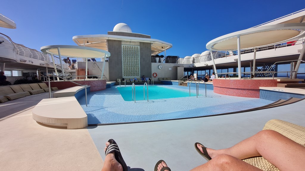 Anschlieend nutzen wir die ungewohnte Leere auf dem Schiff am Pool mal aus. 