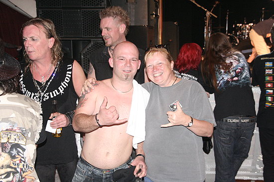 Pretty Maids - die standen da gerade rum und der Drummer wollte unbedingt ein Foto mit Uli zusammen haben ....