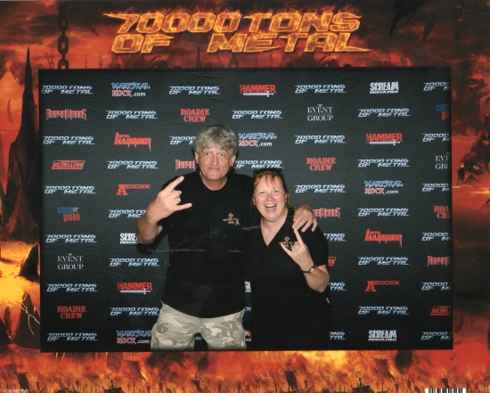 Welcome to 70000 Tons of Metal 2015. Ein guter Fotograf htte auch unsere Beine mit aufs Bild bekommen, oder?