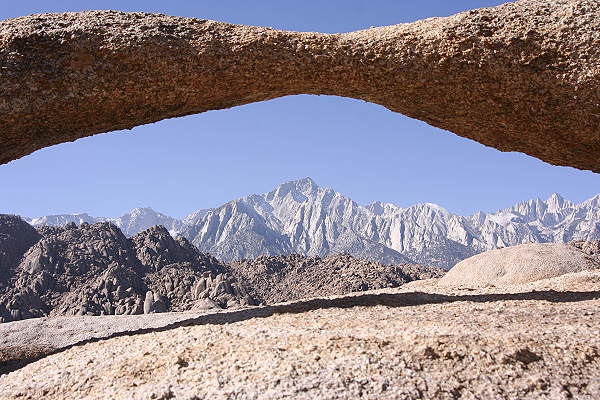 Alabama Hills - Lathe Arch. der unvermeidliche John Wayne soll hier schon in den Sonnenuntergang geritten sein