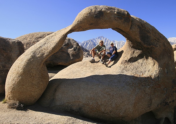  Alabama Hills - Moebius Arch. wohlgeformte Rundungen in Saharabeige